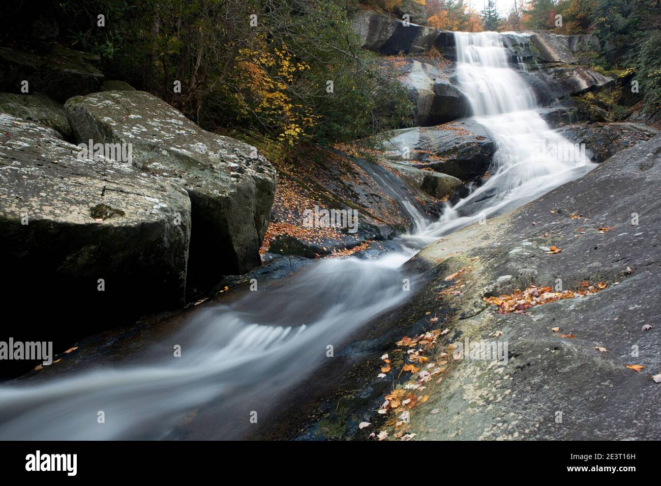 NC00335-00...NORTH CAROLINA - Upper Creek Falls am Rande der Linville Gorge Area - Pisgah National Forest. Stockfoto