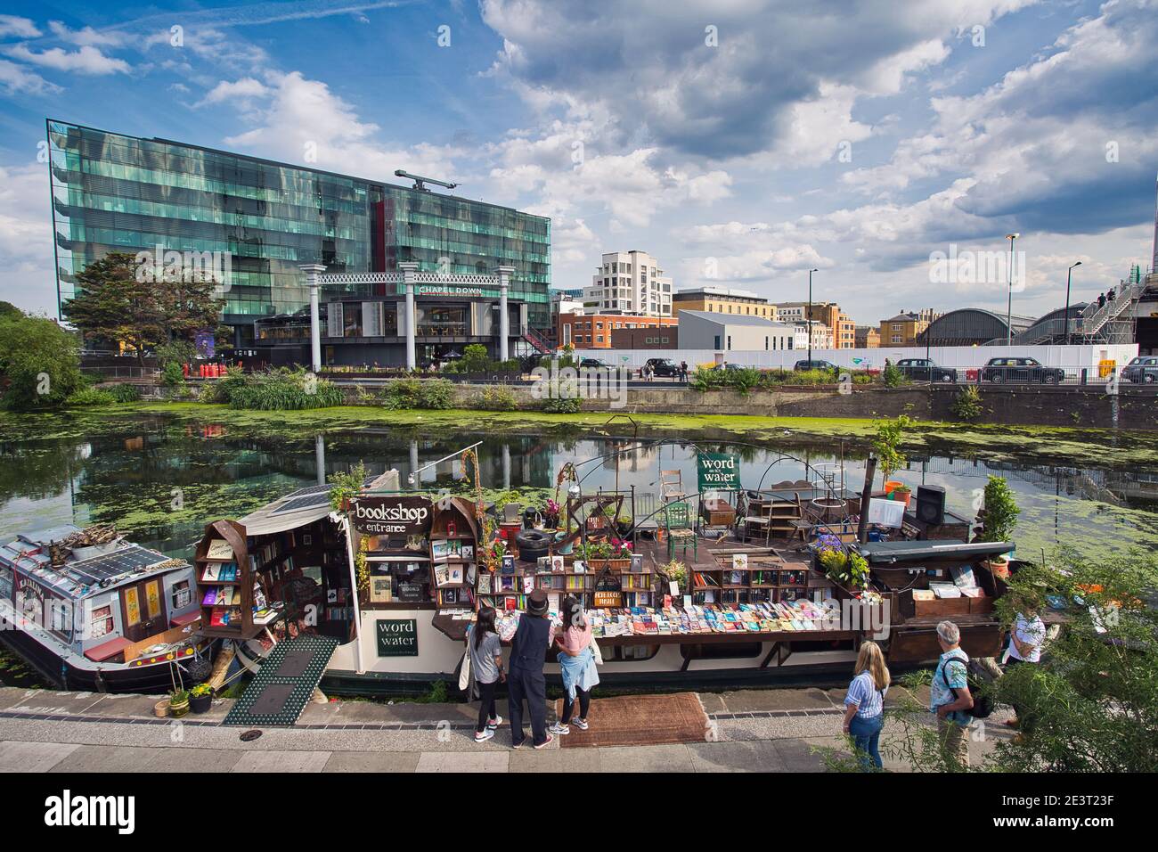 Wort auf dem Wasser - das London Bookbarge - eine schwimmende Buchladen an der Regent's Canal in King's Cross, London, England, UK günstig Stockfoto