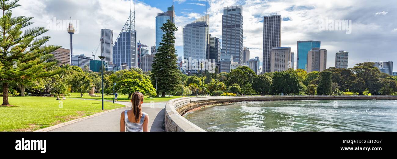 Sydney Stadt Australien Reise Panorama Banner. Horizontale Kopfzeile der landschaft der australischen Wolkenkratzer mit Person, die im Park mit Skyline in der geht Stockfoto