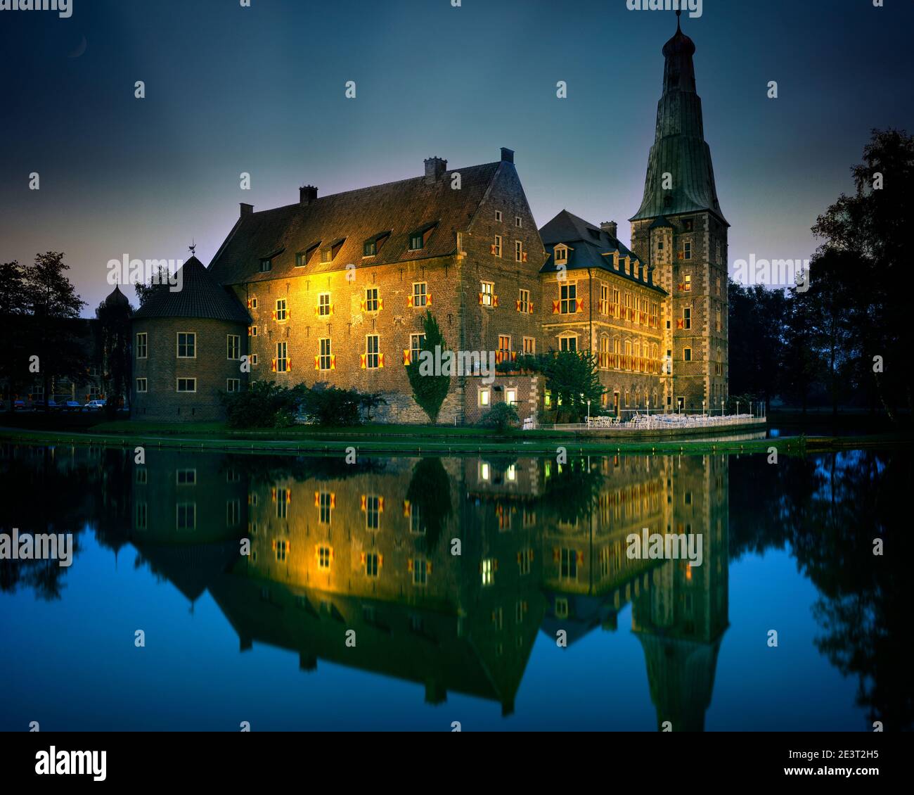 DE - NORDRHEIN-WESTFALEN: Schloss Raesfeld bei Nacht Stockfoto