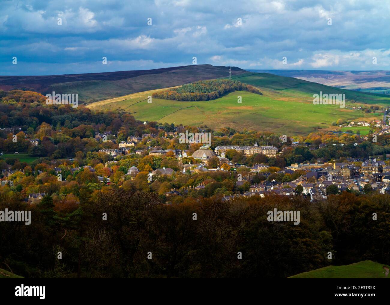 Herbstansicht über Buxton, einem Kurort in der Höhe Peak Area des Peak District England Großbritannien Stockfoto