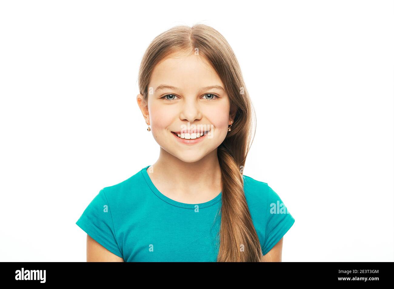 Porträt eines schönen kaukasischen Mädchen mit einem weißen gesunden Lächeln, isoliert auf weißem Hintergrund. Kind toothy Lächeln Stockfoto