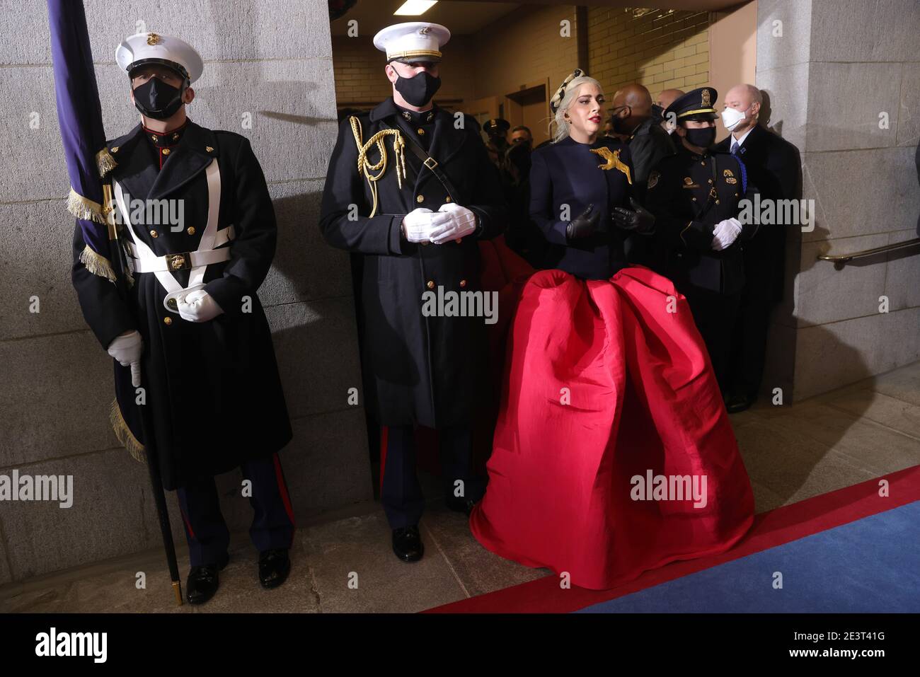 Washington, DC. Januar 2021.Washington DC, USA. Januar 2021. Lady Gaga mit Marine-Eskorte Capt. Evan Campbell, um die Nationalhymne bei der Einweihung des gewählten US-Präsidenten Joe Biden an der Westfront des US-Kapitols am 20. Januar 2021 in Washington, DC zu singen. Während der heutigen Einweihungszeremonie wird Joe Biden zum 46. Präsidenten der Vereinigten Staaten. Quelle: dpa picture Alliance/Alamy Live News Quelle: dpa picture Alliance/Alamy Live News Stockfoto