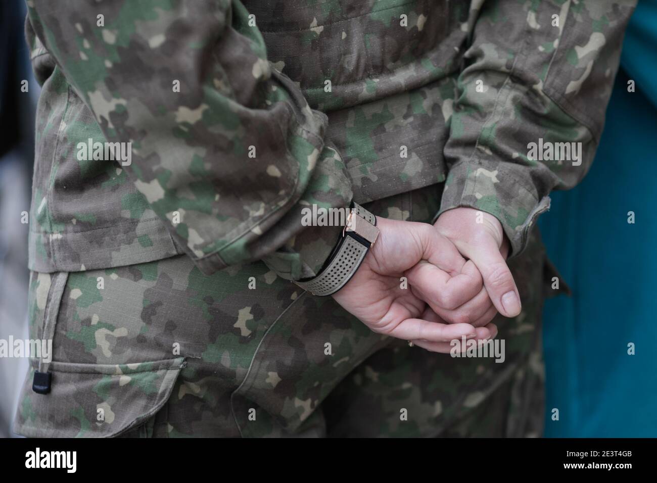 Geringe Schärfentiefe (selektiver Fokus) mit den Händen einer Soldatin. Stockfoto