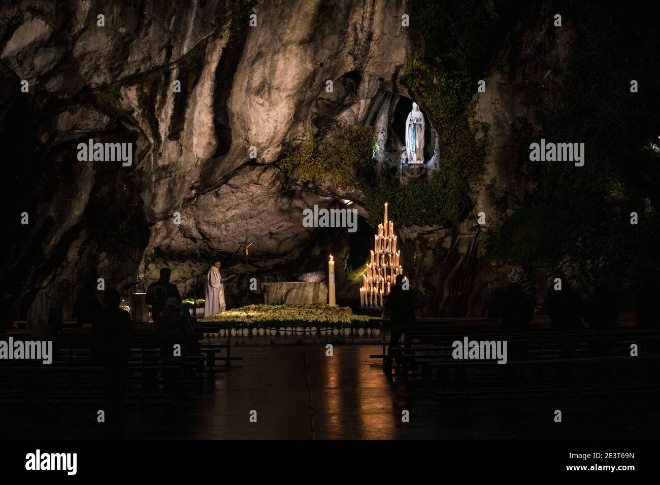 Die Grotte von Lourdes, Frankreich, in der Nacht Stockfoto