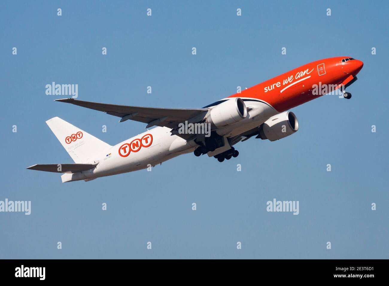 TNT Airways Boeing 777-200 OO-TSC Frachtflugzeug Abflug und nehmen Steigen Sie am Flughafen Hong Kong Chek Lap Kok aus Stockfoto