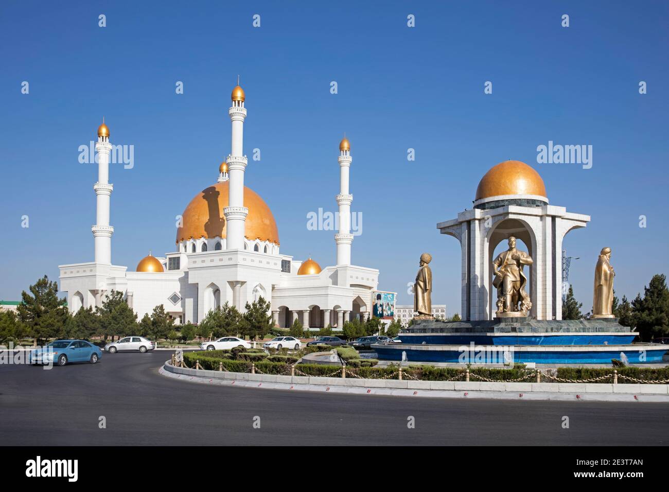 Gurbanguly Hadschi Moschee / Gurbanguly Hadschi Metjidi, weiße Marmormoschee mit goldenen Kuppeln und vier Minaretten in der Stadt Mary, Turkmenistan Stockfoto