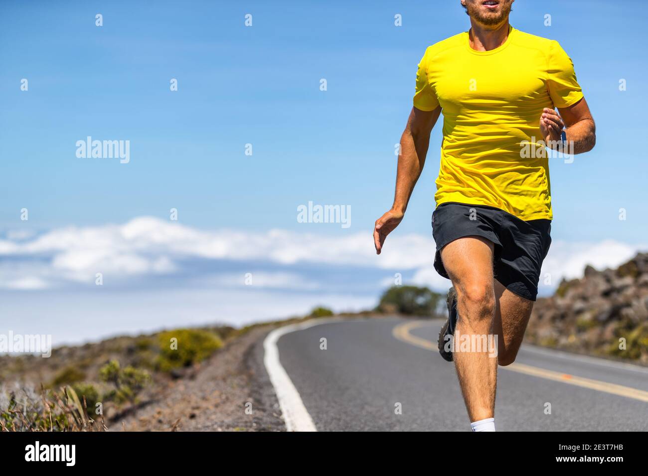 Running man auf Outdoor-Straße laufen Läufer in Sportkleidung Sprinten in Geschwindigkeit - aktive Lifestyle-Sportler leben ein gesundes Leben Stockfoto