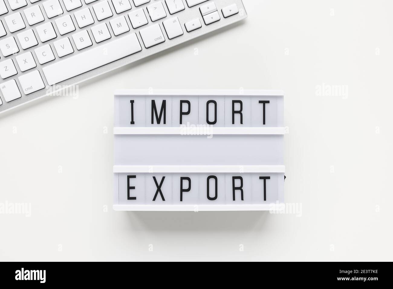 Text IMPORT EXPORT und Computer Tastatur auf weiß Stockfoto