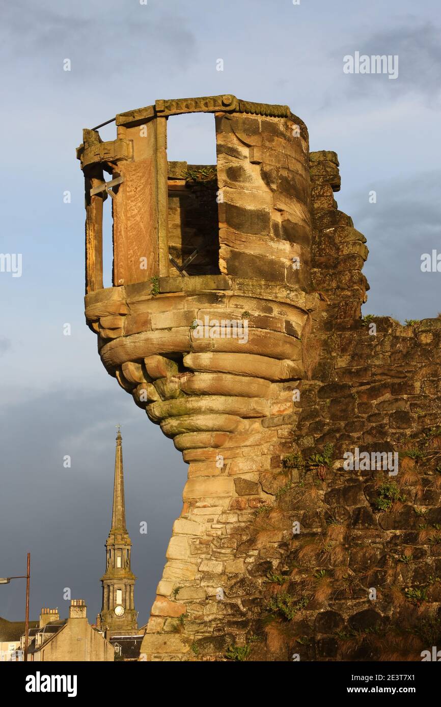 Millers Folly, Ayr, Ayrshire, Schottland, UK die hier gezeigten Wände sind Teil der ursprünglichen Zitadelle, die von der Cromwellschen Armee in 1652 gebaut wurde. Die 1663 ein Burgh von Barony wurde. Der erfolgreiche Ayr-Geschäftsmann John Miller kaufte die Immobilie und nannte sich "Baron Miller". Er baute den kleinen Turm, der auf diesem Foto zu sehen war, obwohl er in der ursprünglichen Zitadelle nicht enthalten war. Nach der Fertigstellung schaute er selten auf den Turm, und die Einheimischen nannten ihn 'illers Torheit'. Stockfoto