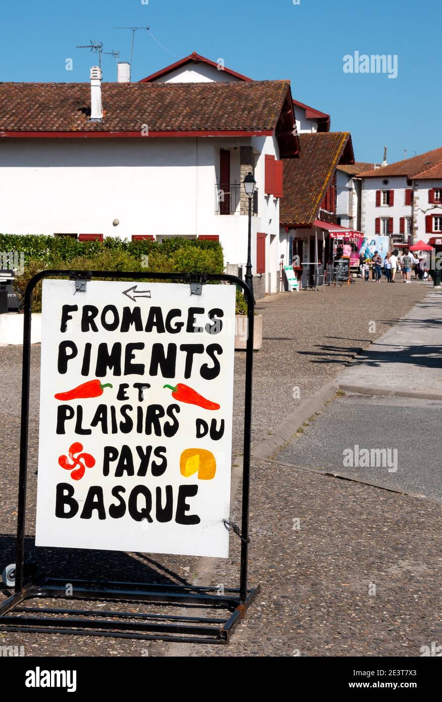 ESPELETTE, FRANKREICH - AVRIL 19, 2018: Schild mit lokalem Feinkostgeschäft mit traditionellen baskischen Spezialitäten. Stockfoto