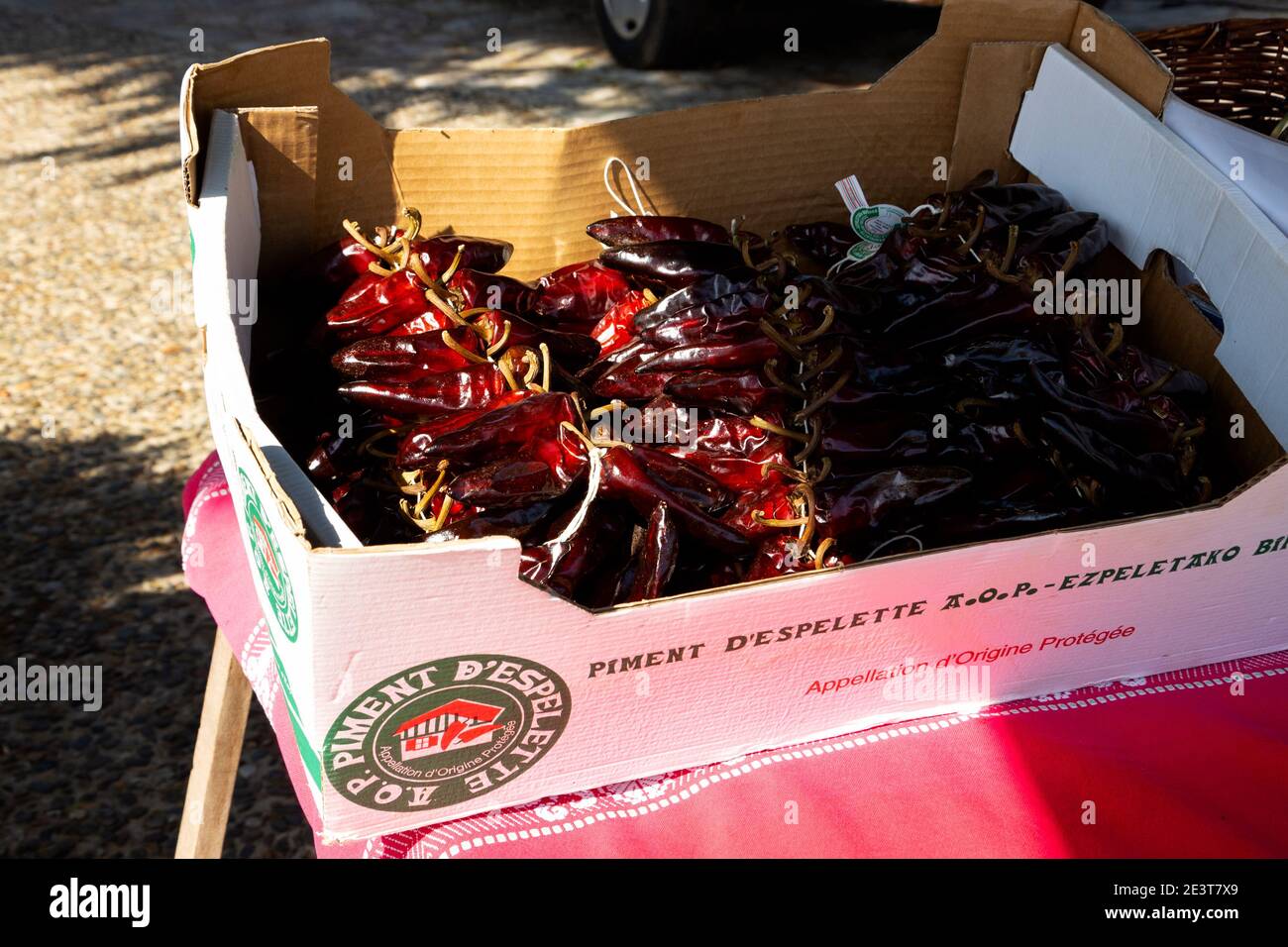 ESPELETTE, FRANKREICH - AVRIL 19, 2018: Espelette Paprika, eine Art Chilli, benannt nach der französischen Stadt, in der sie angebaut wird, zum Verkauf. Traditionell für uns Stockfoto