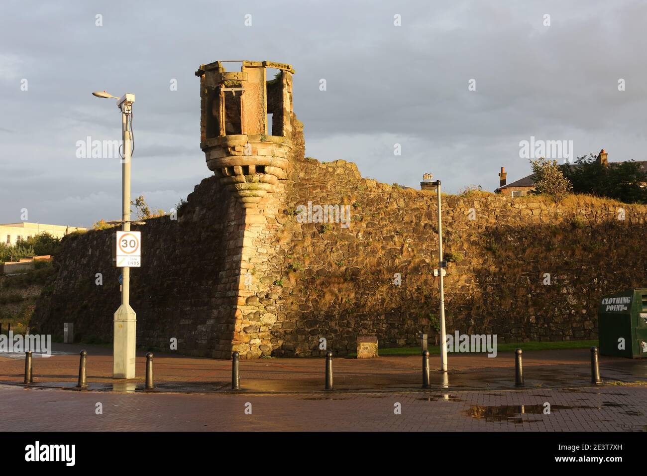 Millers Folly, Ayr, Ayrshire, Schottland, UK die hier gezeigten Wände sind Teil der ursprünglichen Zitadelle, die von der Cromwellschen Armee in 1652 gebaut wurde. Die 1663 ein Burgh von Barony wurde. Der erfolgreiche Ayr-Geschäftsmann John Miller kaufte die Immobilie und nannte sich "Baron Miller". Er baute den kleinen Turm, der auf diesem Foto zu sehen war, obwohl er in der ursprünglichen Zitadelle nicht enthalten war. Nach der Fertigstellung schaute er selten auf den Turm, und die Einheimischen nannten ihn 'illers Torheit'. Stockfoto