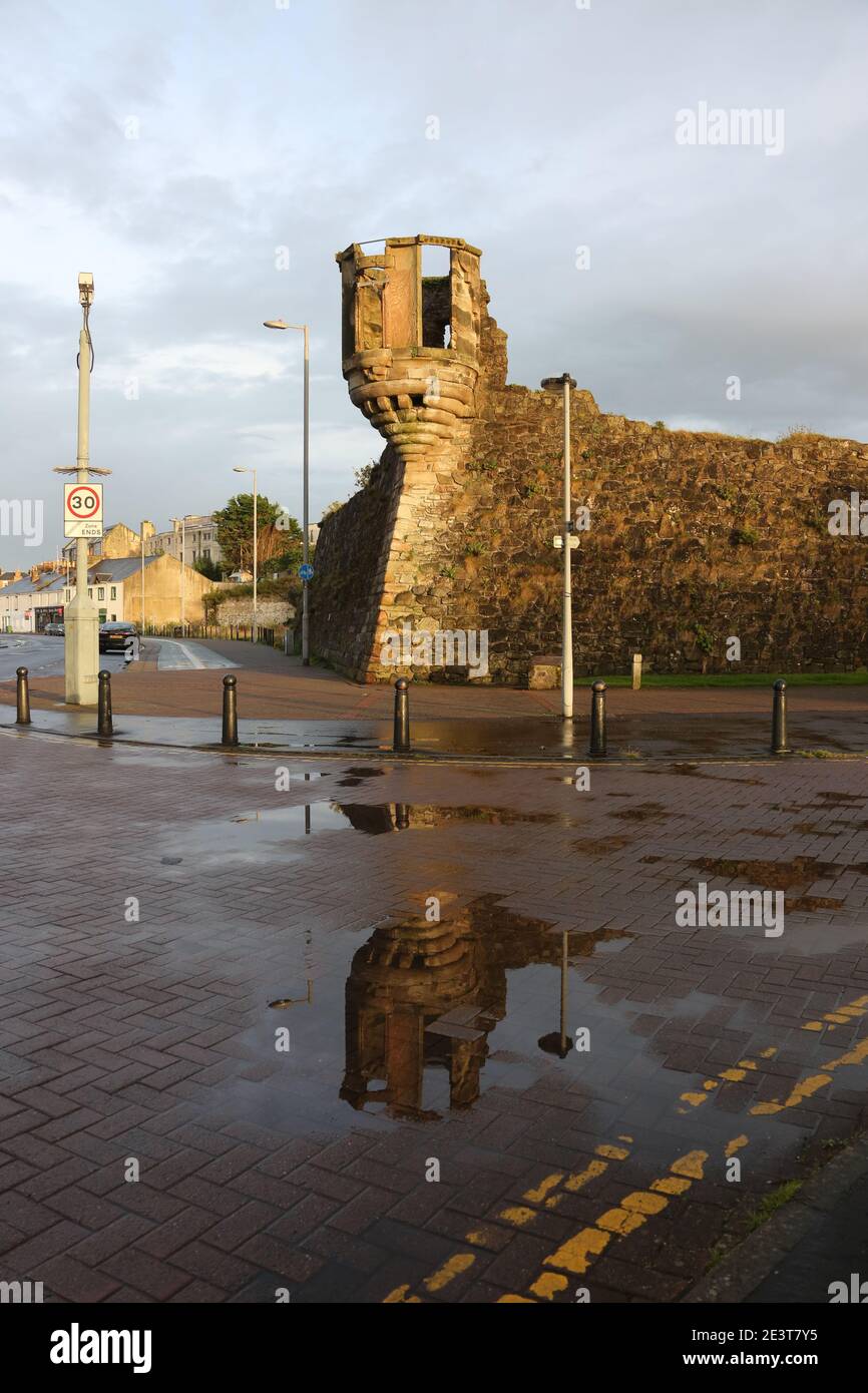 Millers Folly, Ayr, Ayrshire, Schottland, UK die hier gezeigten Wände sind Teil der ursprünglichen Zitadelle, die von der Cromwellschen Armee in 1652 gebaut wurde. Die 1663 ein Burgh von Barony wurde. Der erfolgreiche Ayr-Geschäftsmann John Miller kaufte die Immobilie und nannte sich "Baron Miller". Er baute den kleinen Turm, der auf diesem Foto zu sehen war, obwohl er in der ursprünglichen Zitadelle nicht enthalten war. Nach der Fertigstellung schaute er selten auf den Turm, und die Einheimischen nannten ihn 'illers Torheit'. Stockfoto
