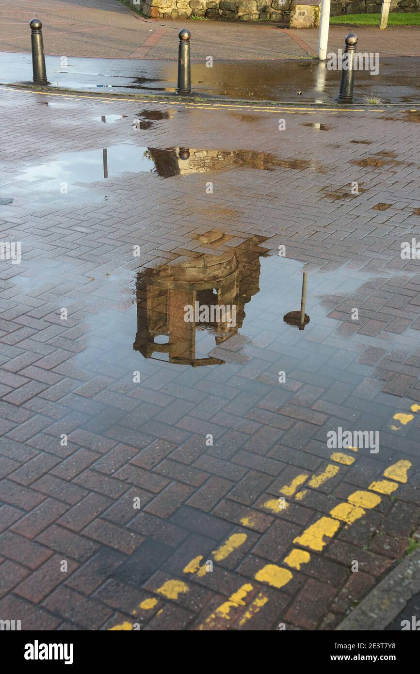 Millers Folly, Ayr, Ayrshire, Schottland, UK die hier gezeigten Wände sind Teil der ursprünglichen Zitadelle, die von der Cromwellschen Armee in 1652 gebaut wurde. Die 1663 ein Burgh von Barony wurde. Der erfolgreiche Ayr-Geschäftsmann John Miller kaufte die Immobilie und nannte sich "Baron Miller". Er baute den kleinen Turm, der auf diesem Foto zu sehen war, obwohl er in der ursprünglichen Zitadelle nicht enthalten war. Nach der Fertigstellung schaute er selten auf den Turm, und die Einheimischen nannten ihn 'illers Torheit'. Stockfoto