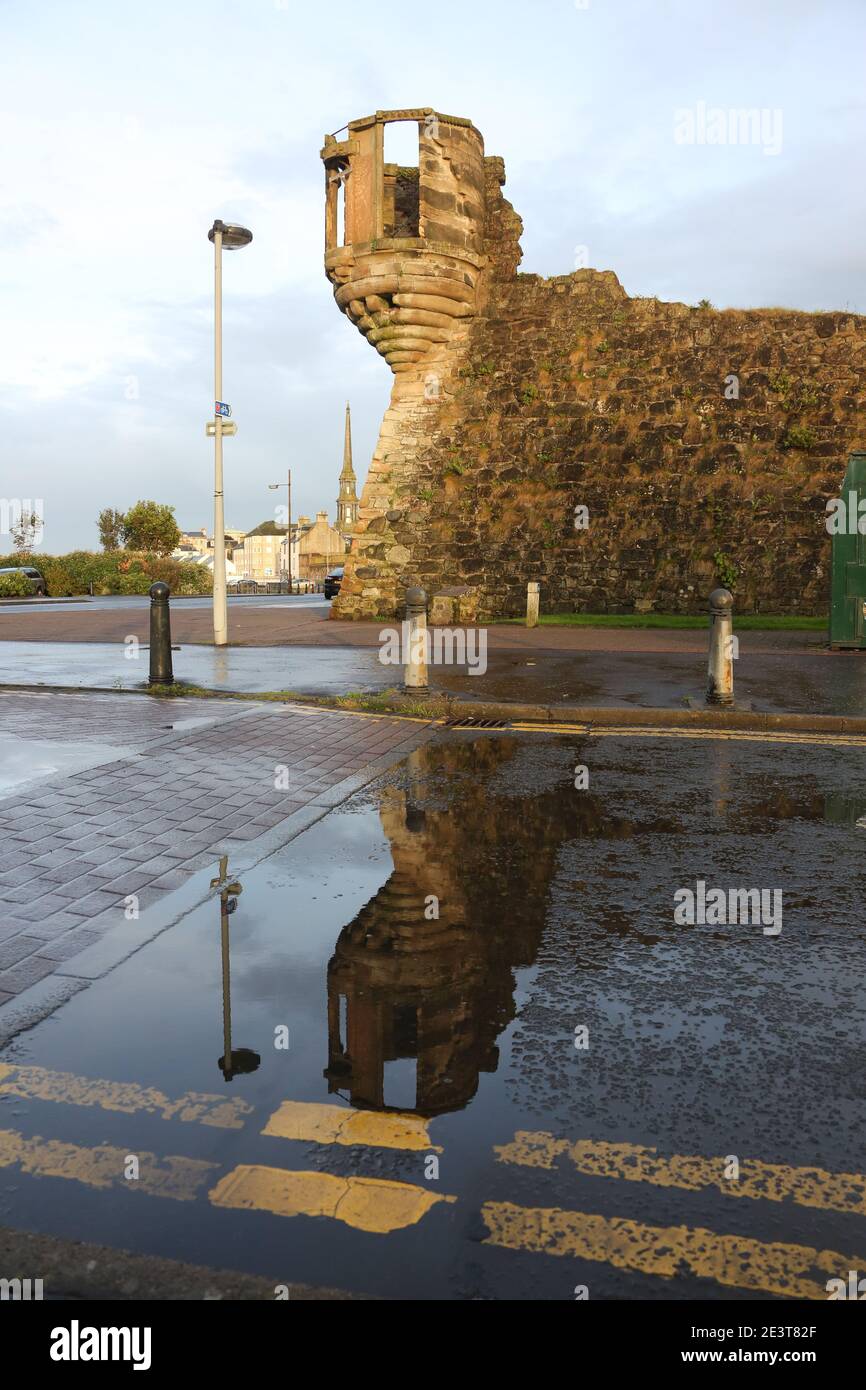 Millers Folly, Ayr, Ayrshire, Schottland, UK die hier gezeigten Wände sind Teil der ursprünglichen Zitadelle, die von der Cromwellschen Armee in 1652 gebaut wurde. Die 1663 ein Burgh von Barony wurde. Der erfolgreiche Ayr-Geschäftsmann John Miller kaufte die Immobilie und nannte sich "Baron Miller". Er baute den kleinen Turm, der auf diesem Foto zu sehen war, obwohl er in der ursprünglichen Zitadelle nicht enthalten war. Nach der Fertigstellung schaute er selten auf den Turm, und die Einheimischen nannten ihn 'illers Torheit'. Stockfoto