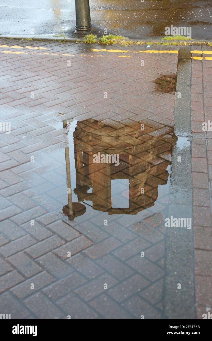 Millers Folly, Ayr, Ayrshire, Schottland, UK die hier gezeigten Wände sind Teil der ursprünglichen Zitadelle, die von der Cromwellschen Armee in 1652 gebaut wurde. Die 1663 ein Burgh von Barony wurde. Der erfolgreiche Ayr-Geschäftsmann John Miller kaufte die Immobilie und nannte sich "Baron Miller". Er baute den kleinen Turm, der auf diesem Foto zu sehen war, obwohl er in der ursprünglichen Zitadelle nicht enthalten war. Nach der Fertigstellung schaute er selten auf den Turm, und die Einheimischen nannten ihn 'illers Torheit'. Stockfoto