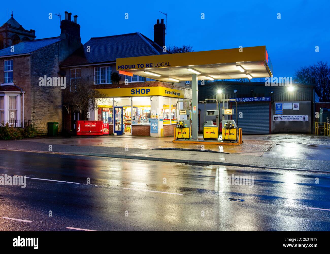 Nachtansicht einer lokalen Tankstelle Vorplatz in Boston Spa, West Yorkshire Stockfoto