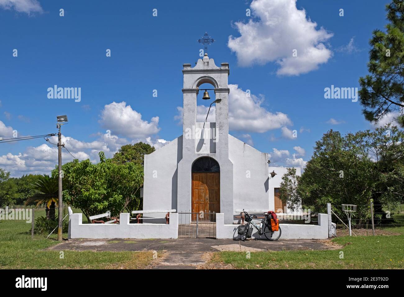 Kleine weiße Kolonialkirche in der Stadt Nuevo Berlín / Neues Berlin im Rio Negro Department des westlichen Uruguay Stockfoto