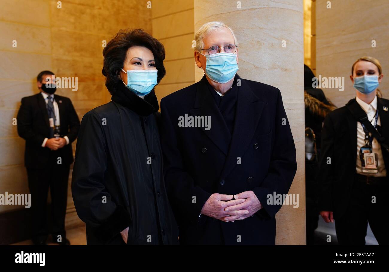 Washington, Usa. Januar 2021. Der Mehrheitsführer des Senats, Mitch McConnell (R), und die ehemalige Verkehrsministerin Elaine Chao (L), bevor der designierte Präsident Joe Biden am 20. Januar 2021 in Washington, DC, an der East Front des US-Kapitols eintrifft, um dort als 46. Präsident der Vereinigten Staaten zu feiern. Pool Foto von Jim Lo Scalzo/UPI Kredit: UPI/Alamy Live Nachrichten Stockfoto