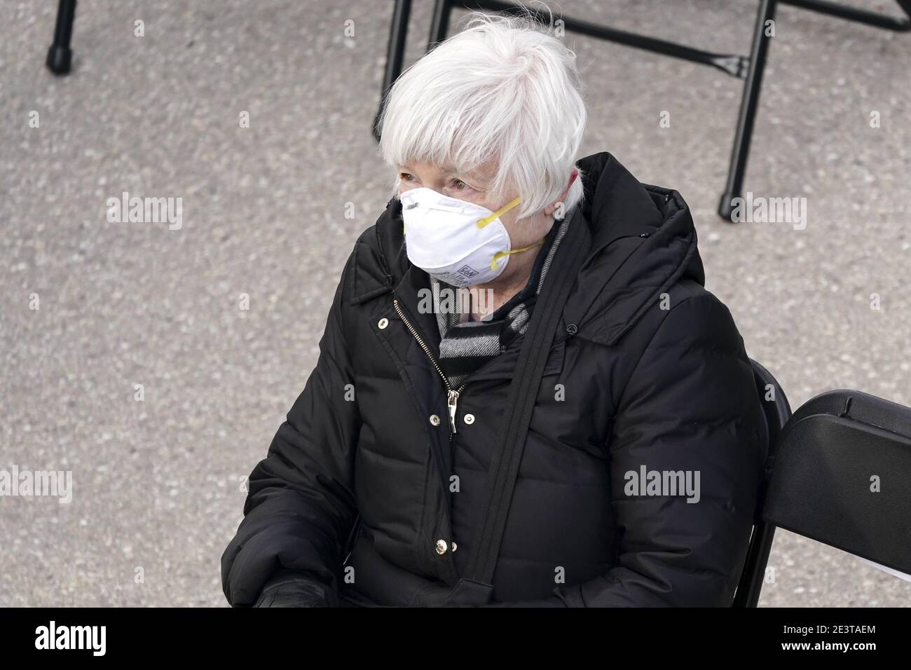 Washington, Usa. Januar 2021. Janet Yellen, Nominierte des US-Finanzsekretärs für den designierten US-Präsidenten Joe Biden, trägt eine Schutzmaske, während sie am Mittwoch, den 20. Januar 2021, an der 59. Amtseinführung des Präsidenten in Washington, DC, USA, teilnahm. Biden wird an seinem ersten Tag als Präsident eine umfassende Reform der Einwanderung vorschlagen, einschließlich eines verkürzten Weges zur US-Staatsbürgerschaft für Migranten ohne Papiere - eine vollständige Umkehr von Donald Trumps Einwanderungsbeschränkungen und -Niederlagen, die jedoch mit großen Hinderungsgründen im Kongress konfrontiert ist. Foto von Kevin Dietsch/UPI Kredit: UPI/Alamy Live News Stockfoto
