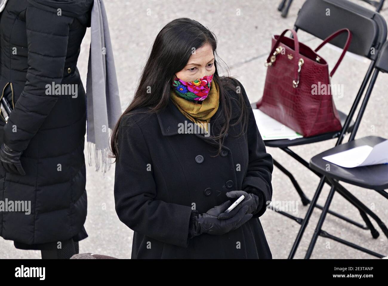 Der Vertreter deb Haaland, ein Demokrat aus New Mexico und US-Innenminister für den designierten US-Präsidenten Joe Biden, trägt eine Schutzmaske, während er am Mittwoch, den 20. Januar 2021, an der 59. Amtseinführung des Präsidenten in Washington, DC, USA teilnahm. Biden wird an seinem ersten Tag als Präsident eine umfassende Reform der Einwanderung vorschlagen, einschließlich eines verkürzten Weges zur US-Staatsbürgerschaft für Migranten ohne Papiere - eine vollständige Umkehr von Donald Trumps Einwanderungsbeschränkungen und -Niederlagen, die jedoch mit großen Hinderungsgründen im Kongress konfrontiert ist. Foto von Kevin Dietsch/UPI Stockfoto