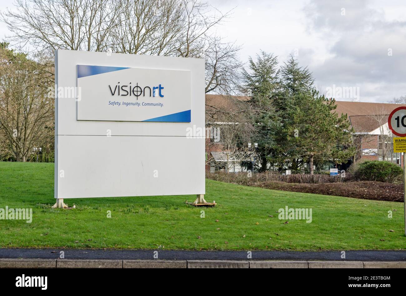 Basingstoke, Großbritannien - 17. Januar 2021: Eingang zu den Büros des Unternehmens für Strahlentherapietechnologie im Gewerbegebiet Viables, Basingstoke, Ha Stockfoto