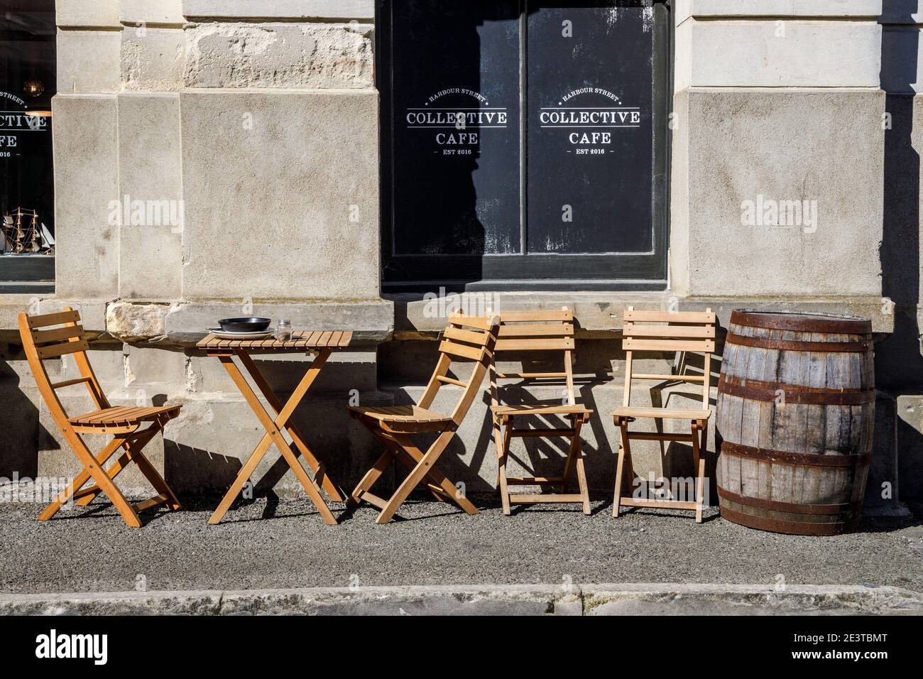 Ungenutzte Coffee Shop Tische und Stühle im Freien auf dem Bürgersteig, Oamaru, Südinsel, Neuseeland. Stockfoto