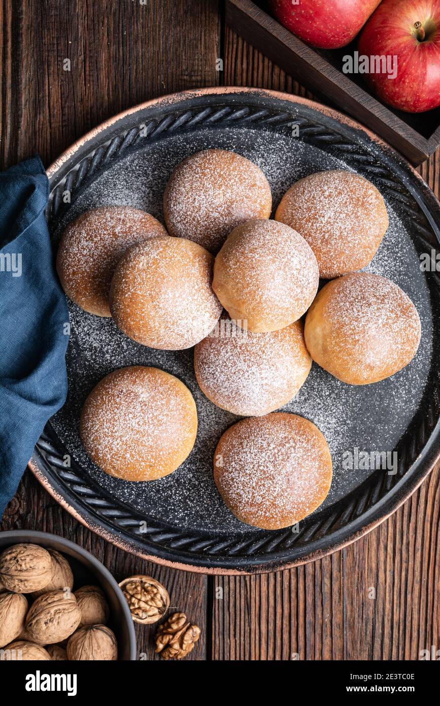 Köstlicher süßer Teig, gebackene Brötchen mit Apfel- und Walnussfüllung, bestreut mit Puderzucker Stockfoto