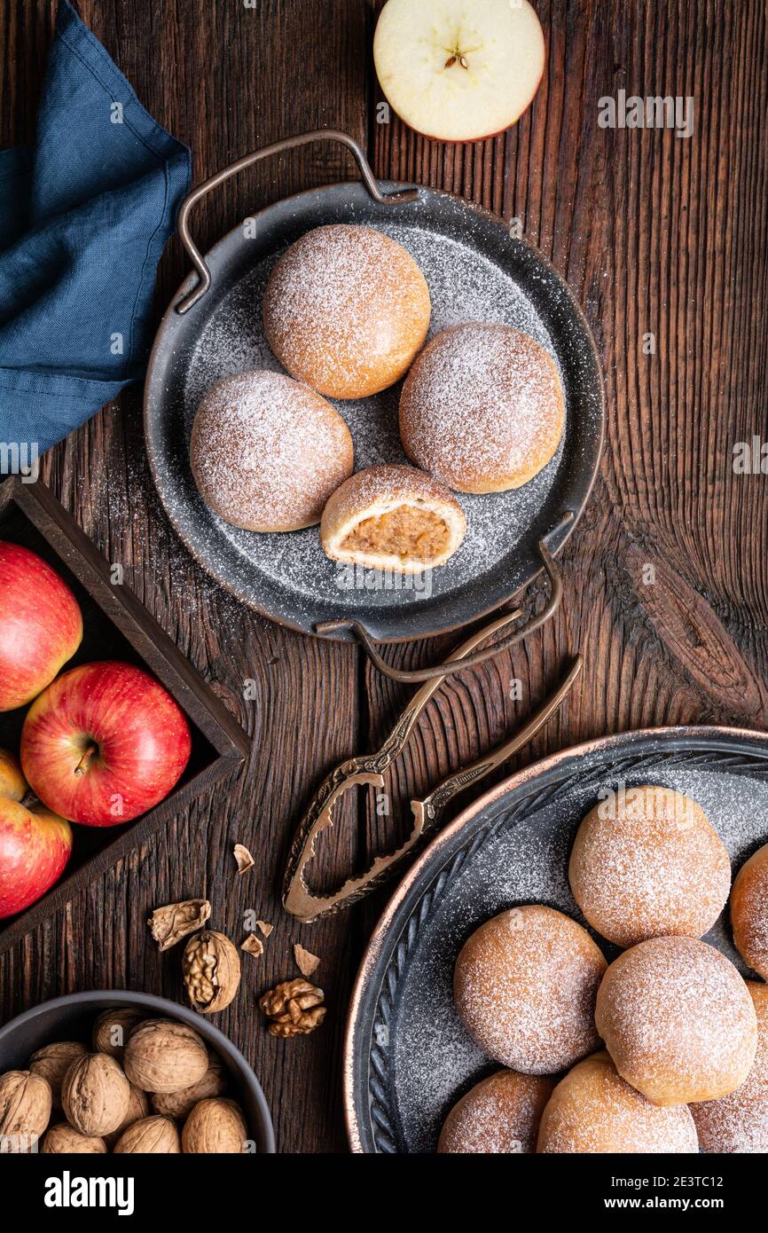 Köstlicher süßer Teig, gebackene Brötchen mit Apfel- und Walnussfüllung, bestreut mit Puderzucker Stockfoto