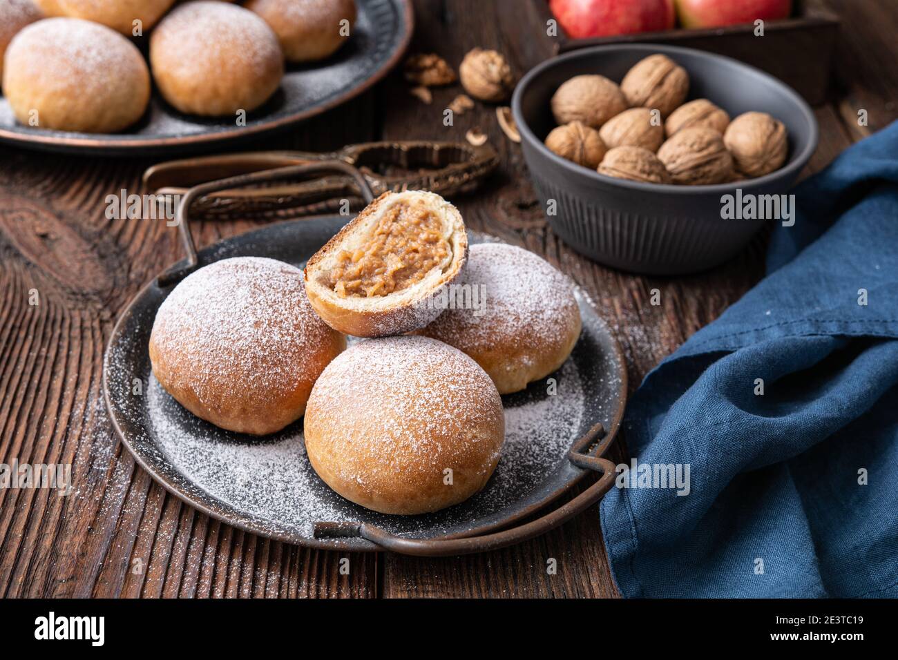 Köstlicher süßer Teig, gebackene Brötchen mit Apfel- und Walnussfüllung, bestreut mit Puderzucker Stockfoto