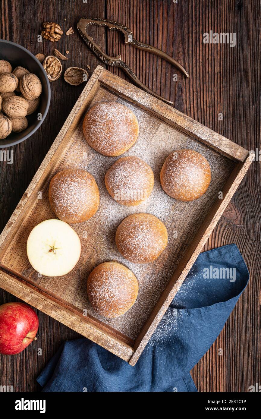 Köstlicher süßer Teig, gebackene Brötchen mit Apfel- und Walnussfüllung, bestreut mit Puderzucker Stockfoto
