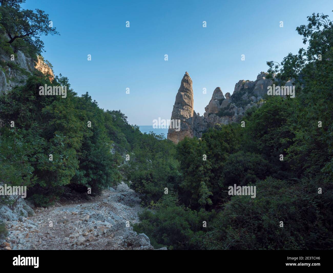 Ein Blick auf Tal mit felsigen Wanderweg c Strand, Kalksteinfelsen und Meer. Berühmtes Reiseziel. Golf von Orosei, Sardinien, Italien, September Stockfoto