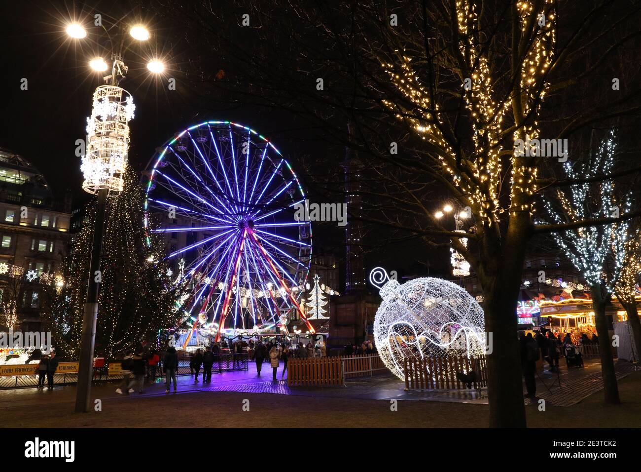 George Square, Glasgow, Schottland, Großbritannien. 12 Dez 2017 Weihnachtsbeleuchtung und Festplatz im Zentrum von Glasgow Stockfoto