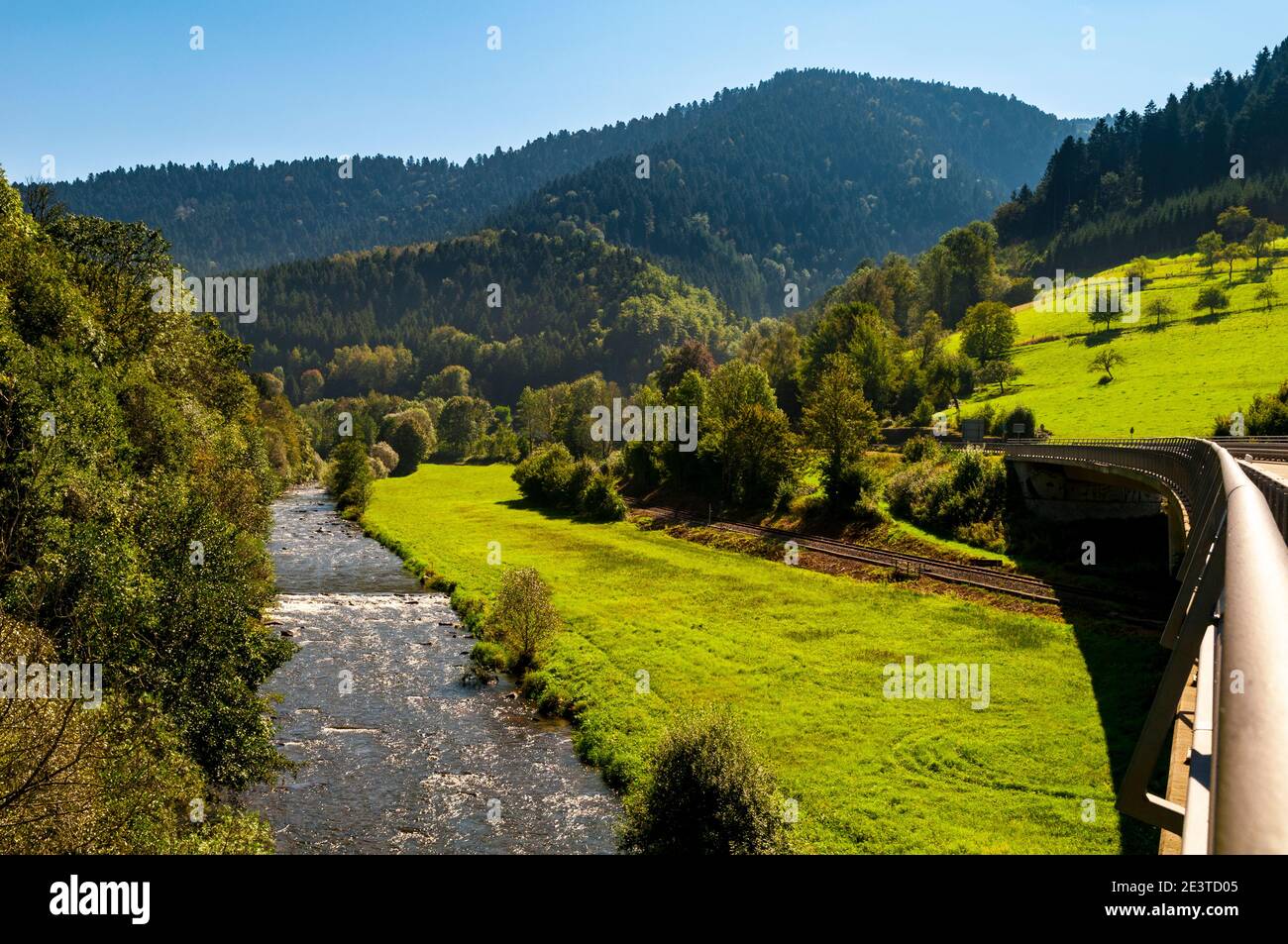 Der Fluss Kinzig bei Halbmeil zwischen Schiltach und Wolfach, Baden-Württemberg, Deutschland. September. Stockfoto