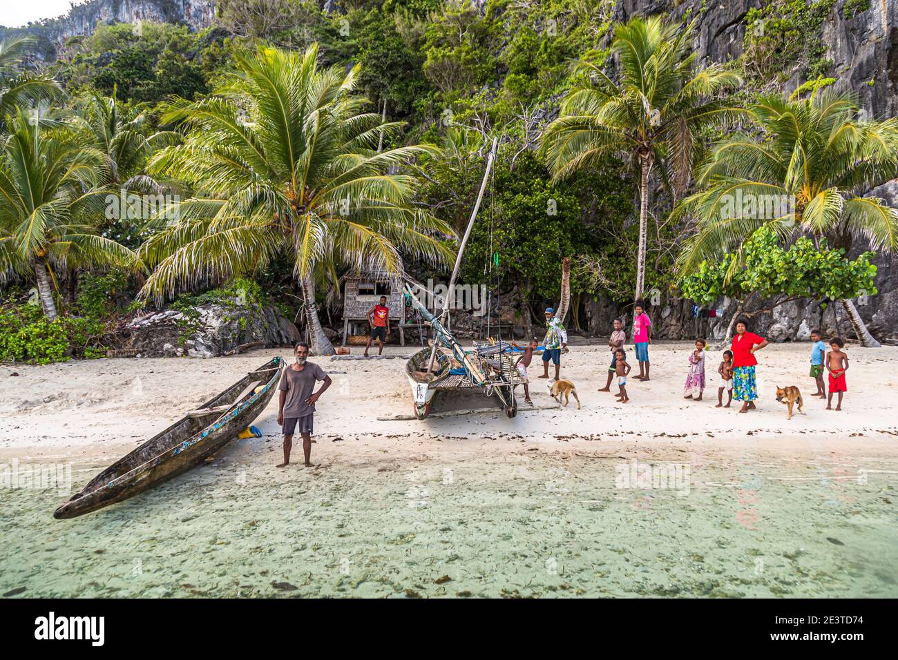 Erste Begegnung mit Einheimischen im Südpazifik auf der Panasia-Insel, Papua-Neuguinea Stockfoto