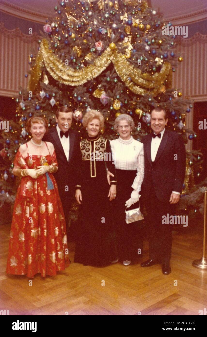 Mamie Eisenhower, David Frost, Pat Nixon, Mona Frost und Präsident Richard Nixon vor einem Weihnachtsbaum des Weißen Hauses. Stockfoto