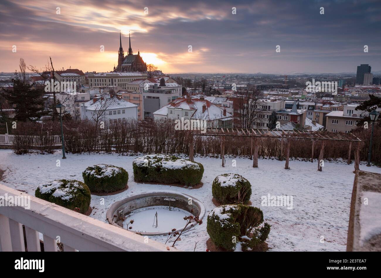 Panoramablick auf die Kathedrale der Heiligen Peter und Paul in Brünn in der Tschechischen Republik. Langzeitbelichtung, gebrauchter Neutraldichtefilter bei Sonnenaufgang im Winter Stockfoto