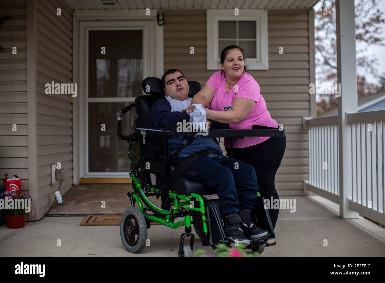 Cleveland, OHIO, USA. Oktober 2019. Seleste Hernandez ist jetzt die  alleinige Betreuerin für ihren 30-jährigen Sohn Juan, der kaum in der Lage  ist, seinen 140-Pfund-Rahmen aus seinem Bett in seinen Rollstuhl zu