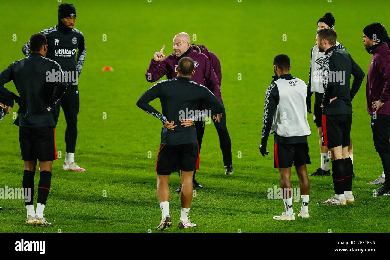 Brentford, Großbritannien. Januar 2021. Brentford Assistant Head Coach Brian Riemer gibt seine Anweisungen vor dem Sky Bet Championship Match zwischen Brentford und Luton Town im Brentford Community Stadium, Brentford Bild von Mark D Fuller/Focus Images/Sipa USA 20/01/2021 Credit: SIPA USA/Alamy Live News Stockfoto
