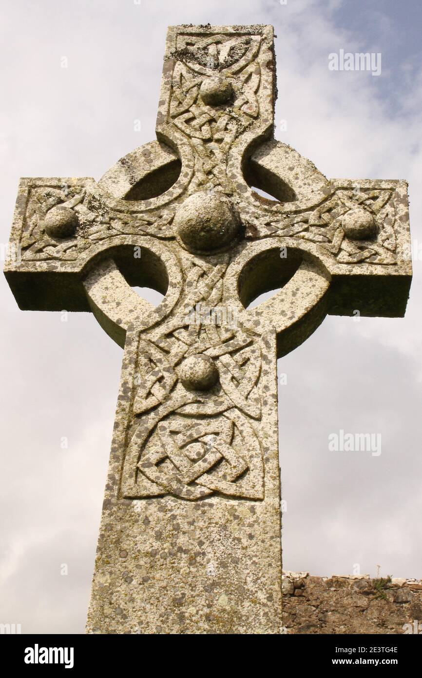 Ein kunstvoll verziertes keltisches Kreuz mit Knotenmuster auf einem Grab im Kirchenhof einer ruinierten Kirche, Isle of Skye, Innere Hebriden, Schottland. Stockfoto