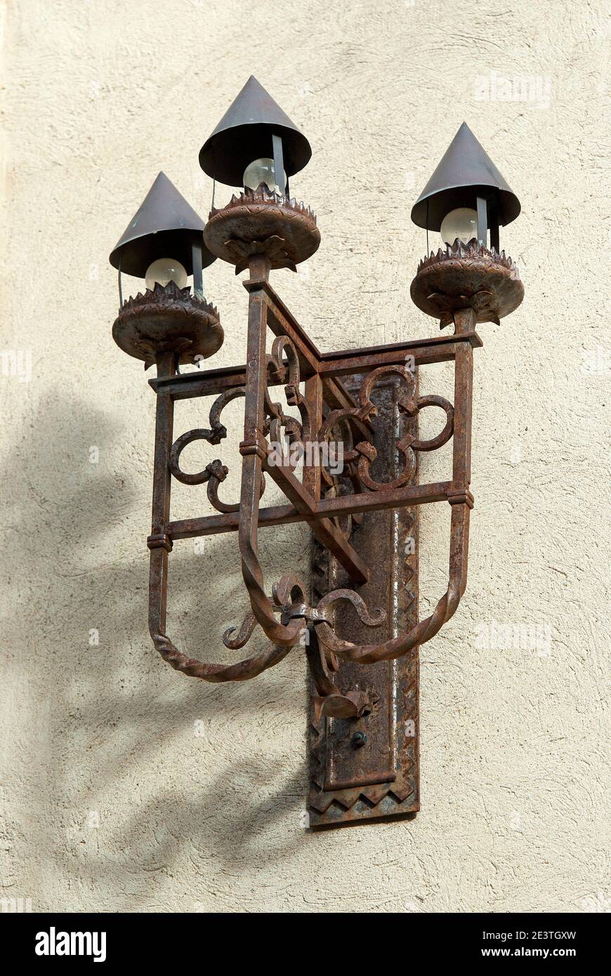 Moderne Glühbirnen in alten Fackeln Halter, Castel del Piano, Toskana, Italien Stockfoto