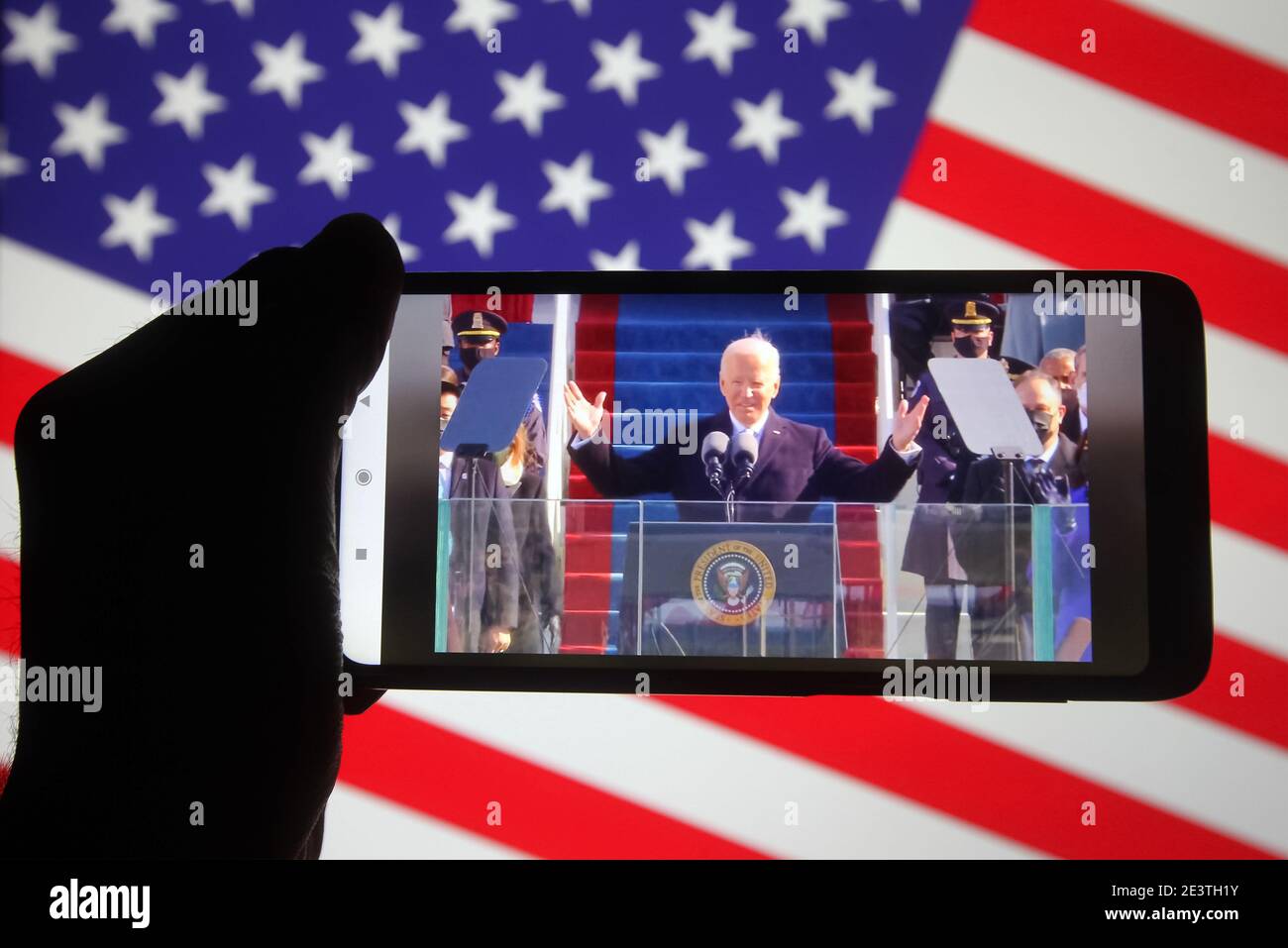 Ukraine. Januar 2021. In diesem Foto Illustration Joe Biden spricht während seiner Amtseinführung als 46. Präsident der Vereinigten Staaten in Washington, DC auf einer Video-Übersetzung in facebook auf einem Smartphone-Bildschirm vor der US-Flagge angezeigt. Kredit: SOPA Images Limited/Alamy Live Nachrichten Stockfoto