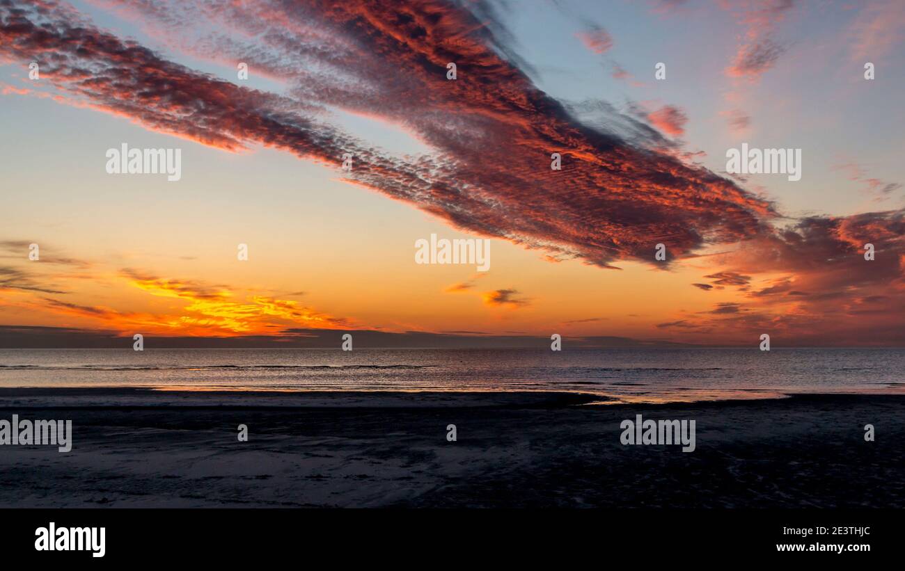 Schöner Sonnenuntergang. Rosa, lila, goldene, orange, blaue Farben. Himmel voller Farben. Stockfoto