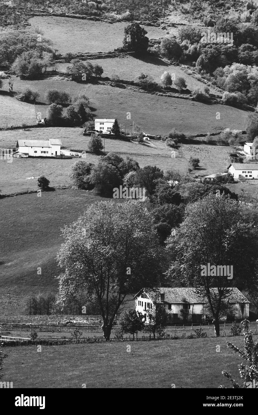 Französisch Baskenland Landschaft mit Bauernhäusern im Hintergrund. Frankreich. Schwarzweiß-Foto. Stockfoto