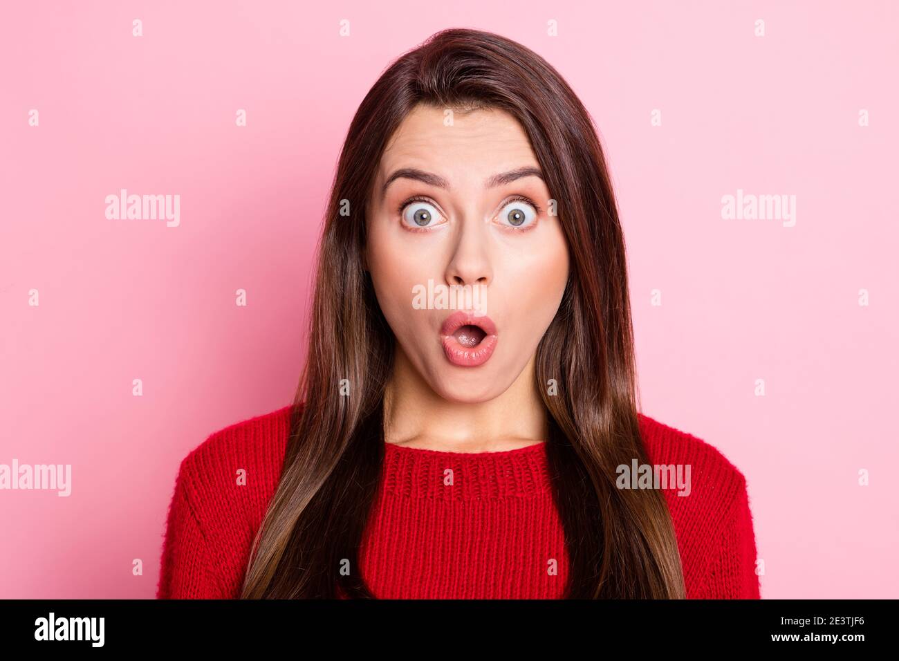 Portrait Foto von schockiert erstaunt junge Frau mit geöffnet Hauptrolle Mund isoliert auf rosa Hintergrund Stockfoto