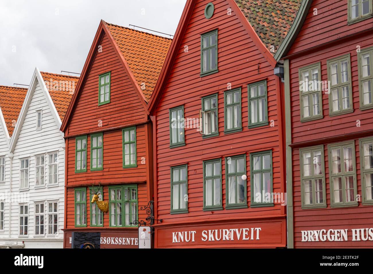 Bunte Holzhäuser auf Bryggen, traditionelle Architektur in der Stadt Bergen und UNESCO-Weltkulturerbe Stockfoto
