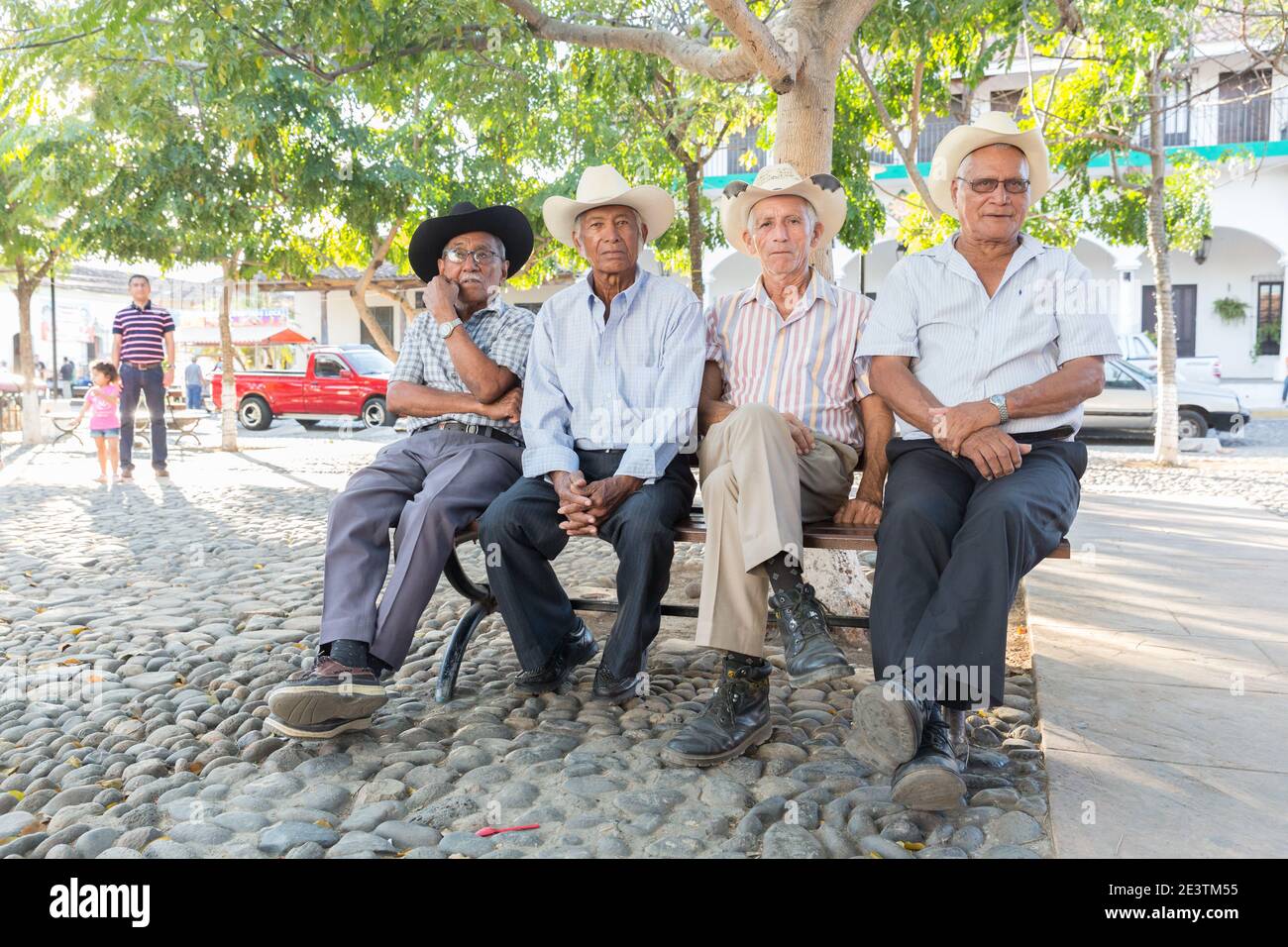 El Salvador Suchitto Gruppe Senior Männer Sitzen Auf Dem Hauptplatz In Suchitto Stockfoto