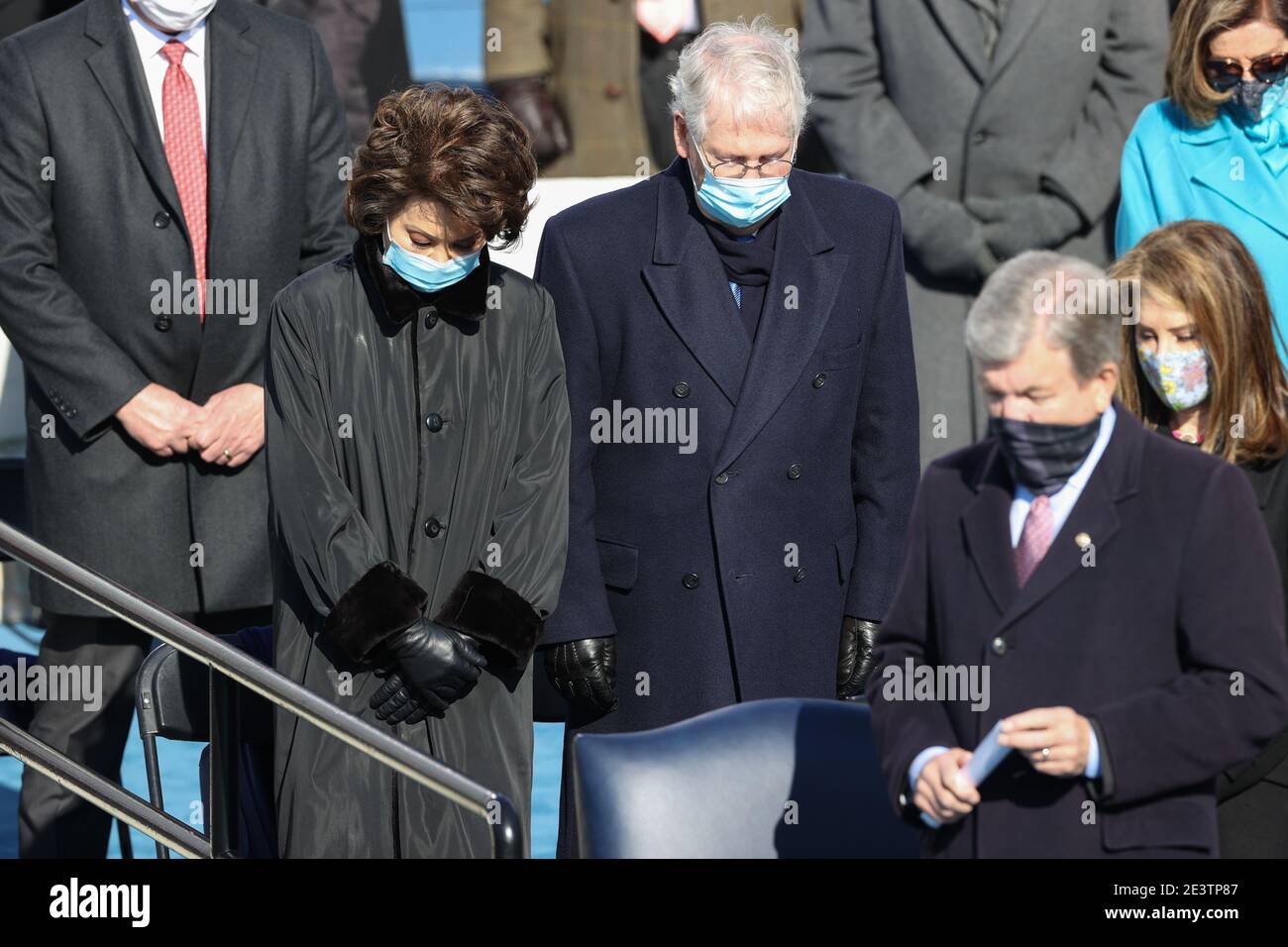 Washington, USA. Januar 2021. Elaine Chao, Mitch McConnell, Nancy Pelosi während der Einweihungsfeier des designierten Präsidenten Joe Biden und des designierten Vizepräsidenten Kamala Harris am 20. Januar 2021 im US-Kapitolgebäude in Washington, DC. Der designierte Präsident Joe Biden wird am Tag der Einweihung mittags zum 46. Präsidenten der Vereinigten Staaten. (Foto von Oliver Contreras/Sipa USA) Quelle: SIPA USA/Alamy Live News Stockfoto