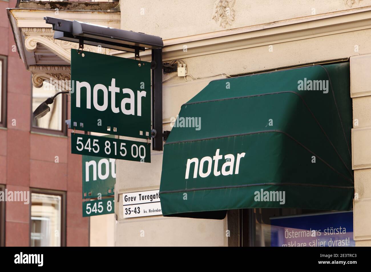 Stockholm, Schweden - 2. August 2013: Der Immobilienmakler Notar Office sign. Stockfoto